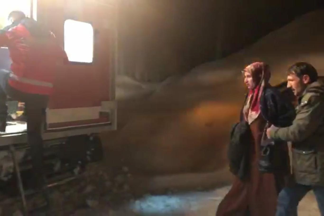 Hamile kadın 6 saatlik çalışma sonrası hastaneye ulaştırıldı Hamile kadın 6 saatlik çalışma sonrası hastaneye ulaştırıldı